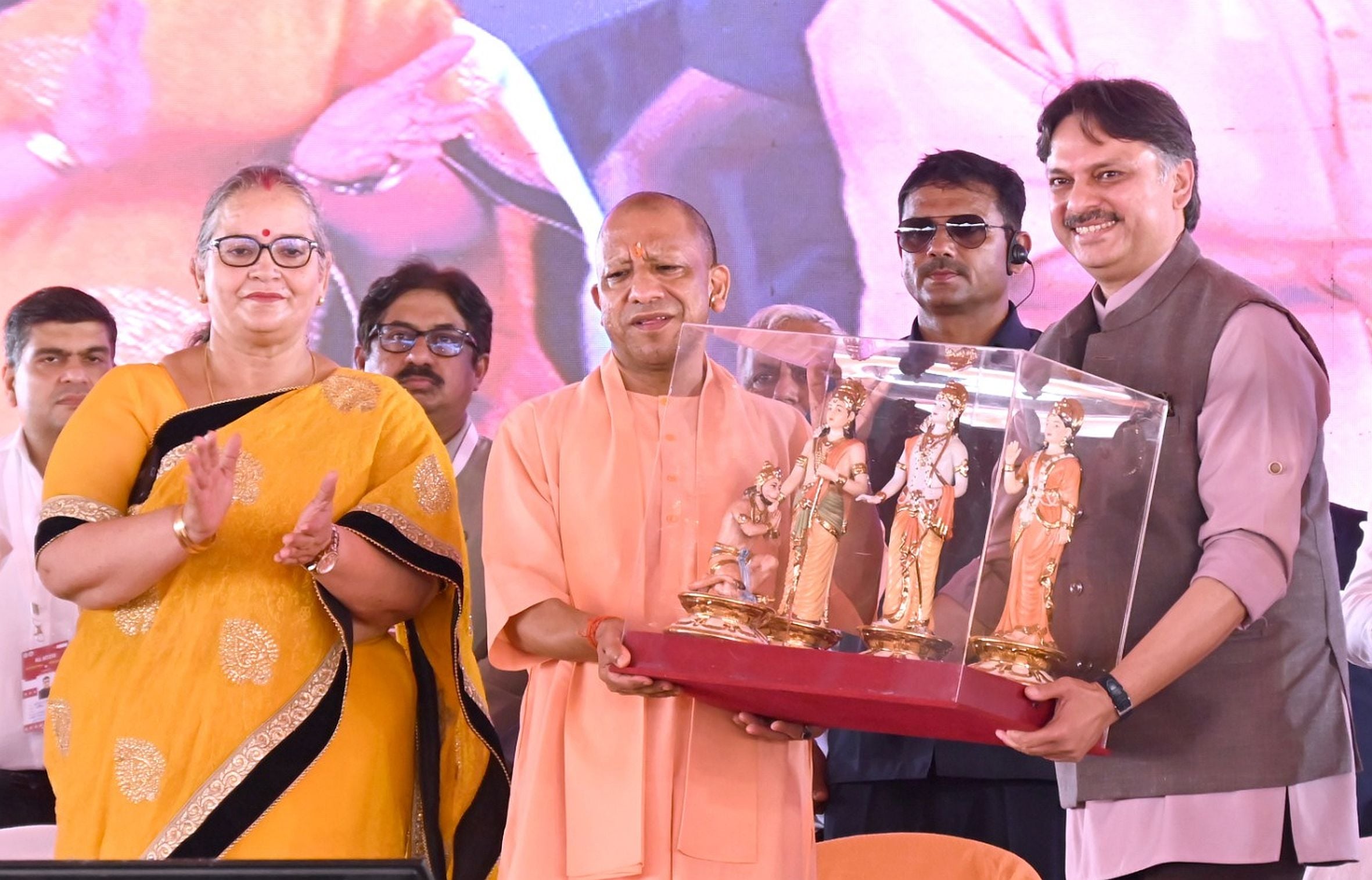 ग्राम दोना, आगरा एक्सप्रेसवे के पास वरुण विहार योजना व नैमिष नगर योजना का भूमि पूजन करते मुख्यम