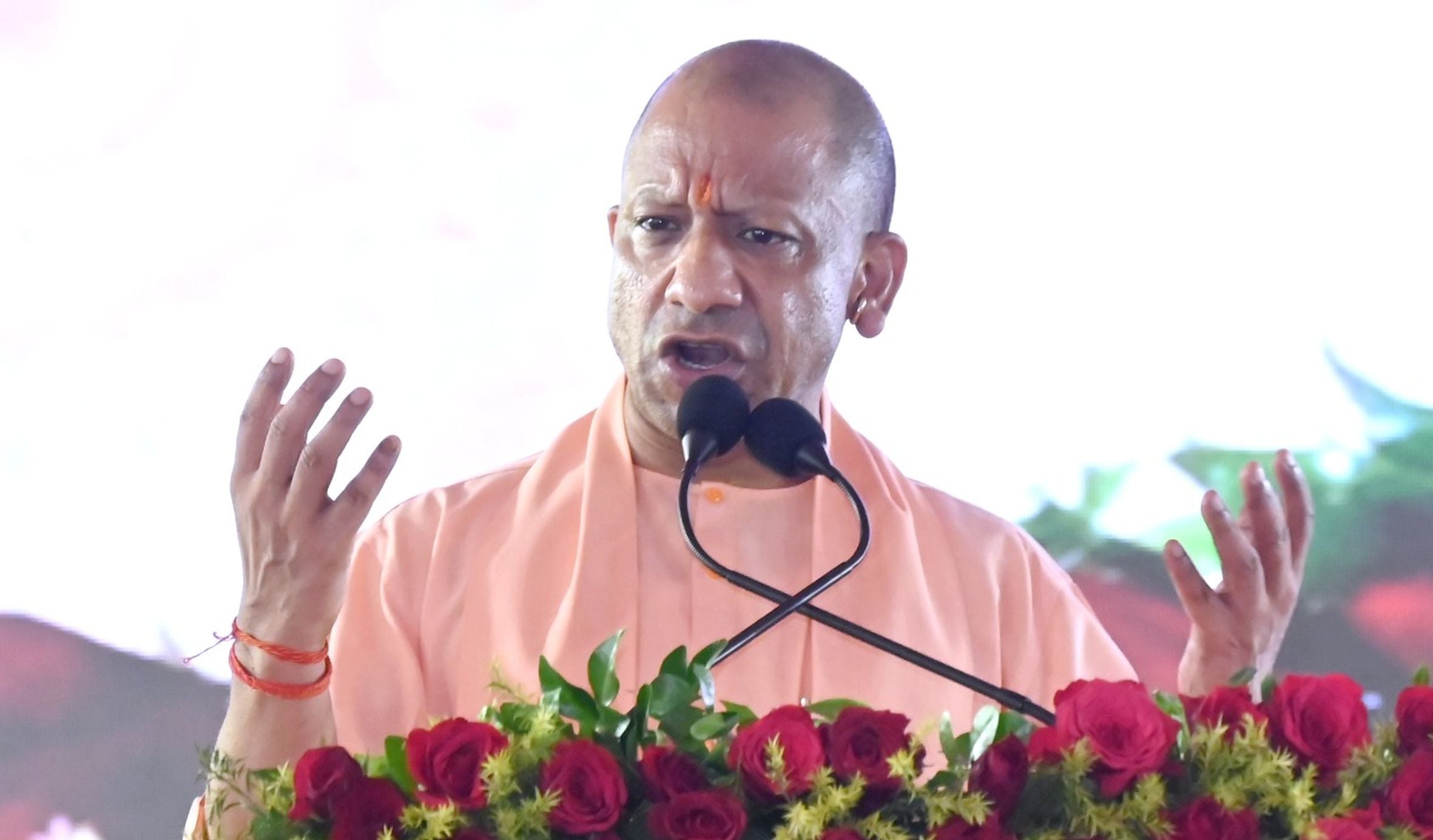 ग्राम दोना, आगरा एक्सप्रेसवे के पास वरुण विहार योजना व नैमिष नगर योजना का भूमि पूजन करते मुख्यम
