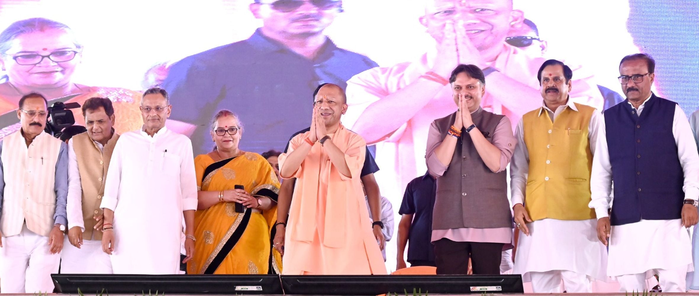 ग्राम दोना, आगरा एक्सप्रेसवे के पास वरुण विहार योजना व नैमिष नगर योजना का भूमि पूजन करते मुख्यम