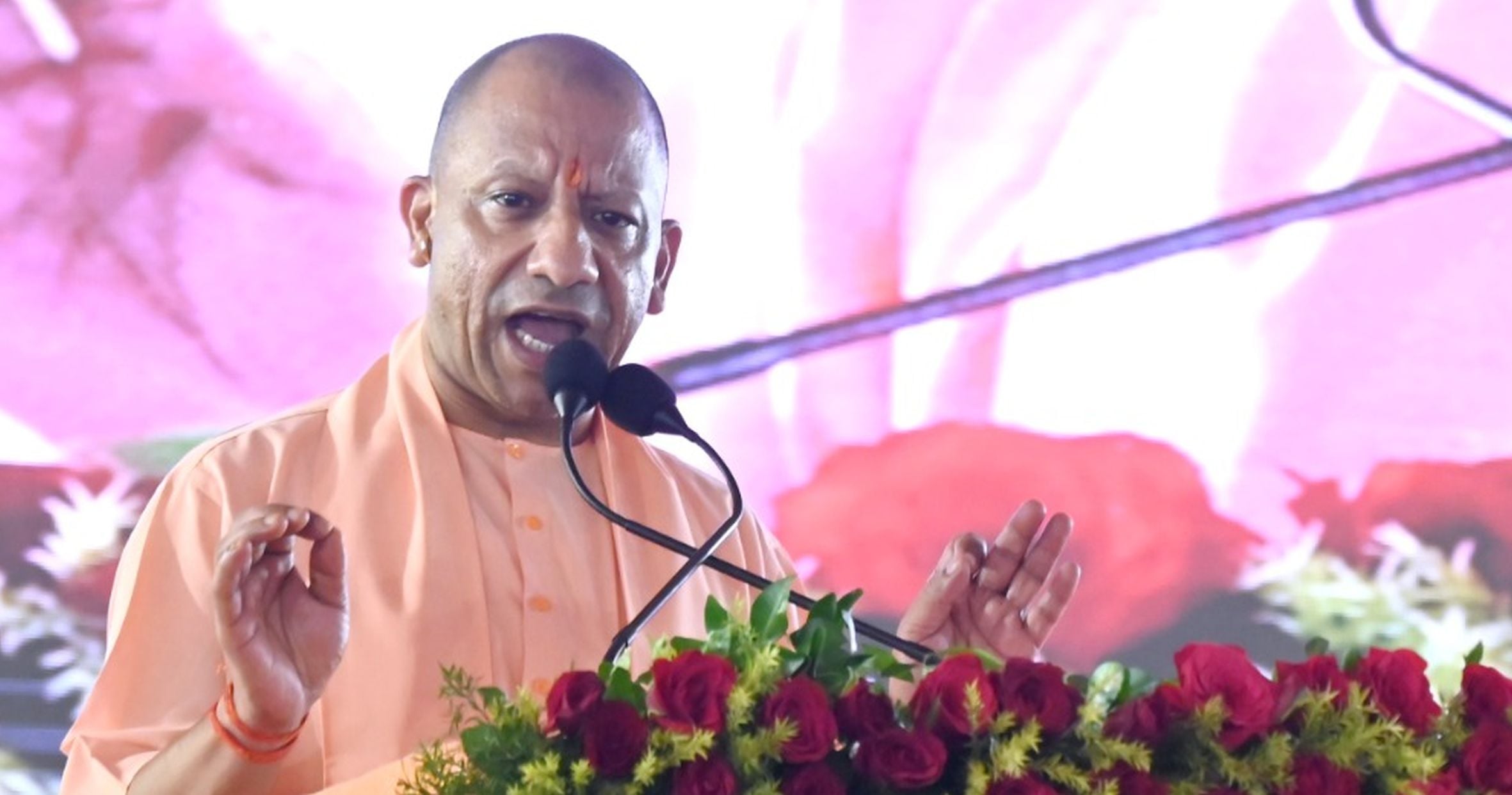 ग्राम दोना, आगरा एक्सप्रेसवे के पास वरुण विहार योजना व नैमिष नगर योजना का भूमि पूजन करते मुख्यम