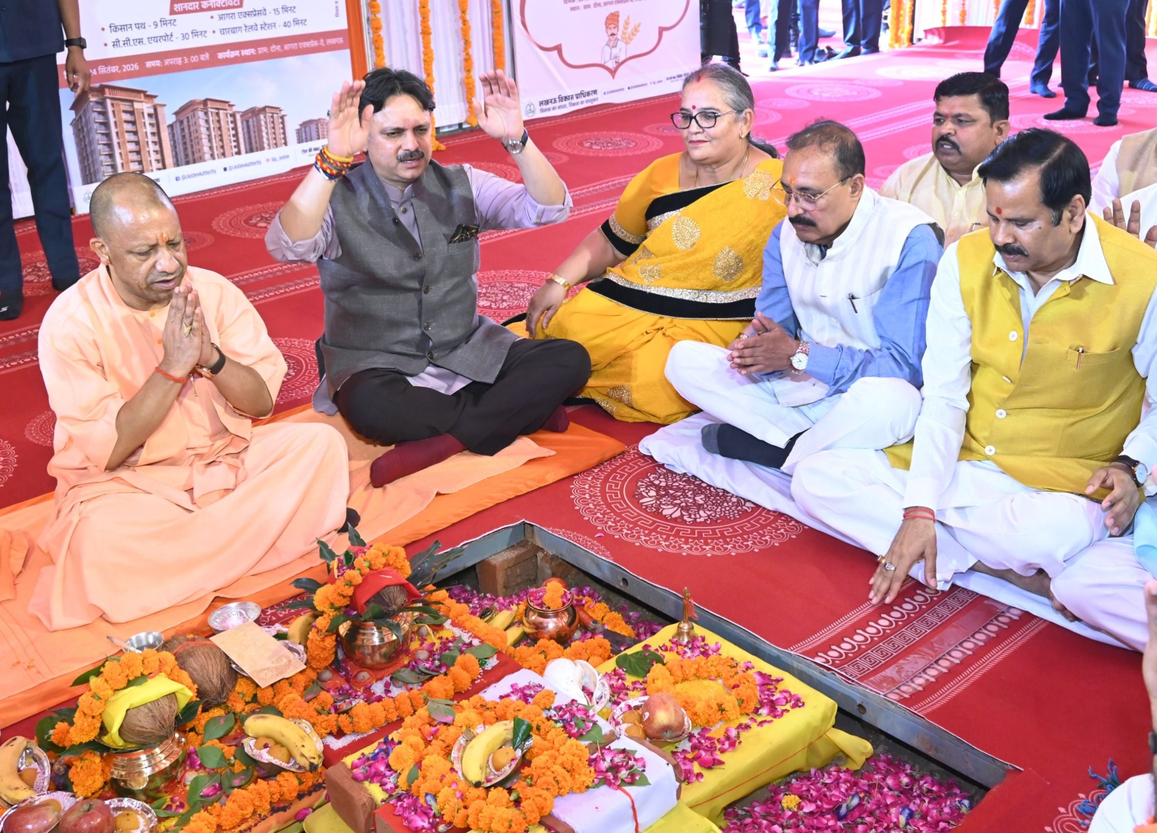 ग्राम दोना, आगरा एक्सप्रेसवे के पास वरुण विहार योजना व नैमिष नगर योजना का भूमि पूजन करते मुख्यम