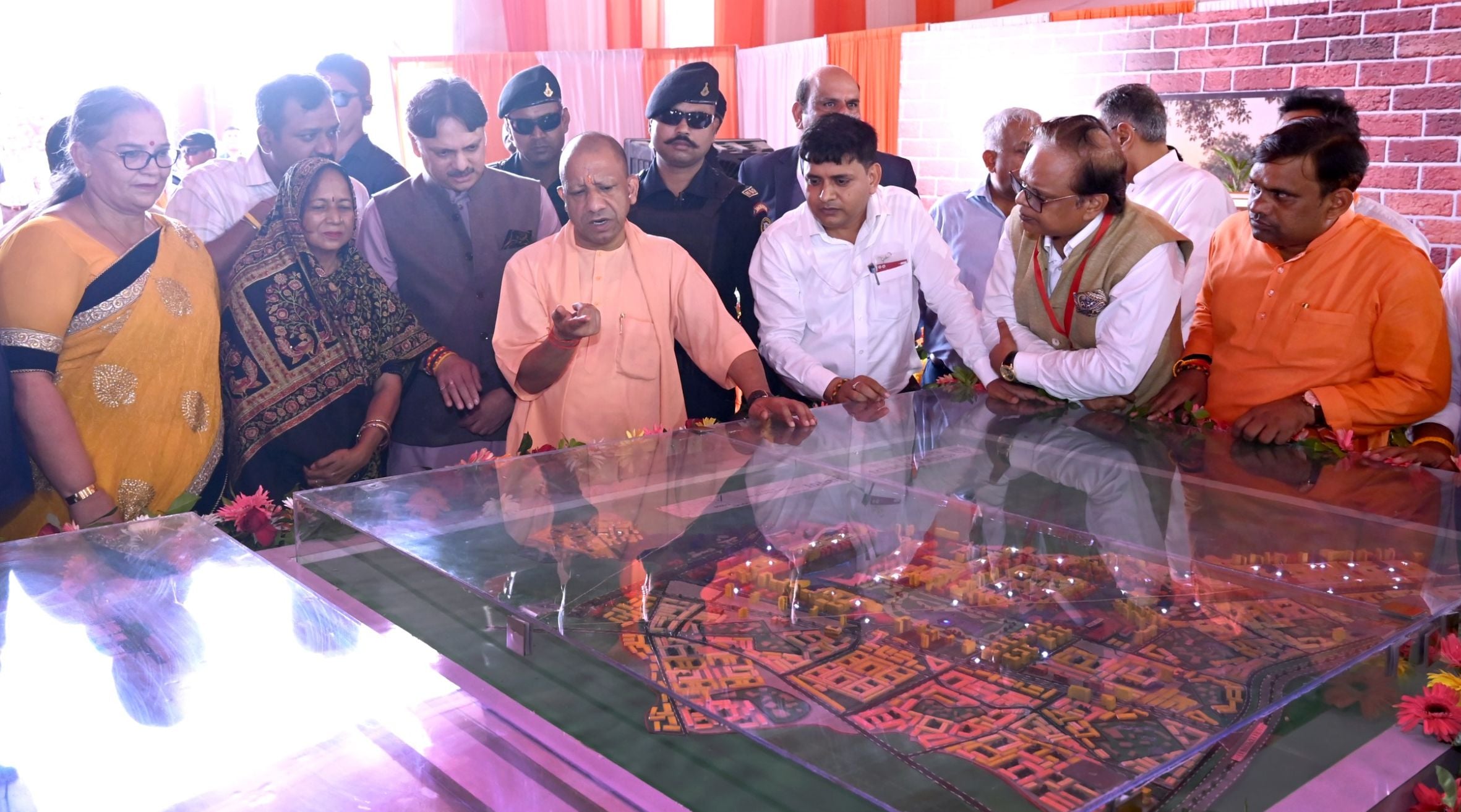 ग्राम दोना, आगरा एक्सप्रेसवे के पास वरुण विहार योजना व नैमिष नगर योजना का भूमि पूजन करते मुख्यम