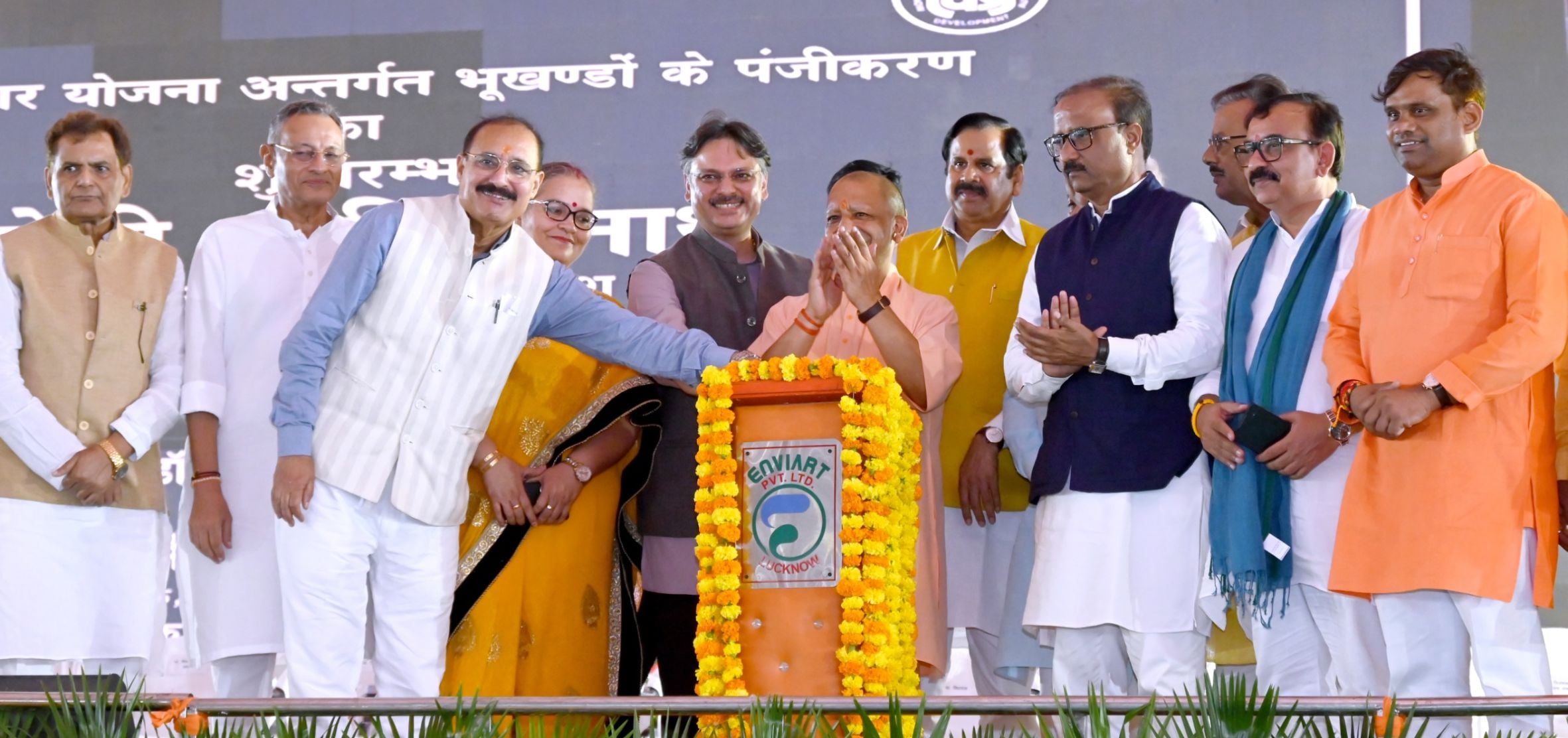 ग्राम दोना, आगरा एक्सप्रेसवे के पास वरुण विहार योजना व नैमिष नगर योजना का भूमि पूजन करते मुख्यम