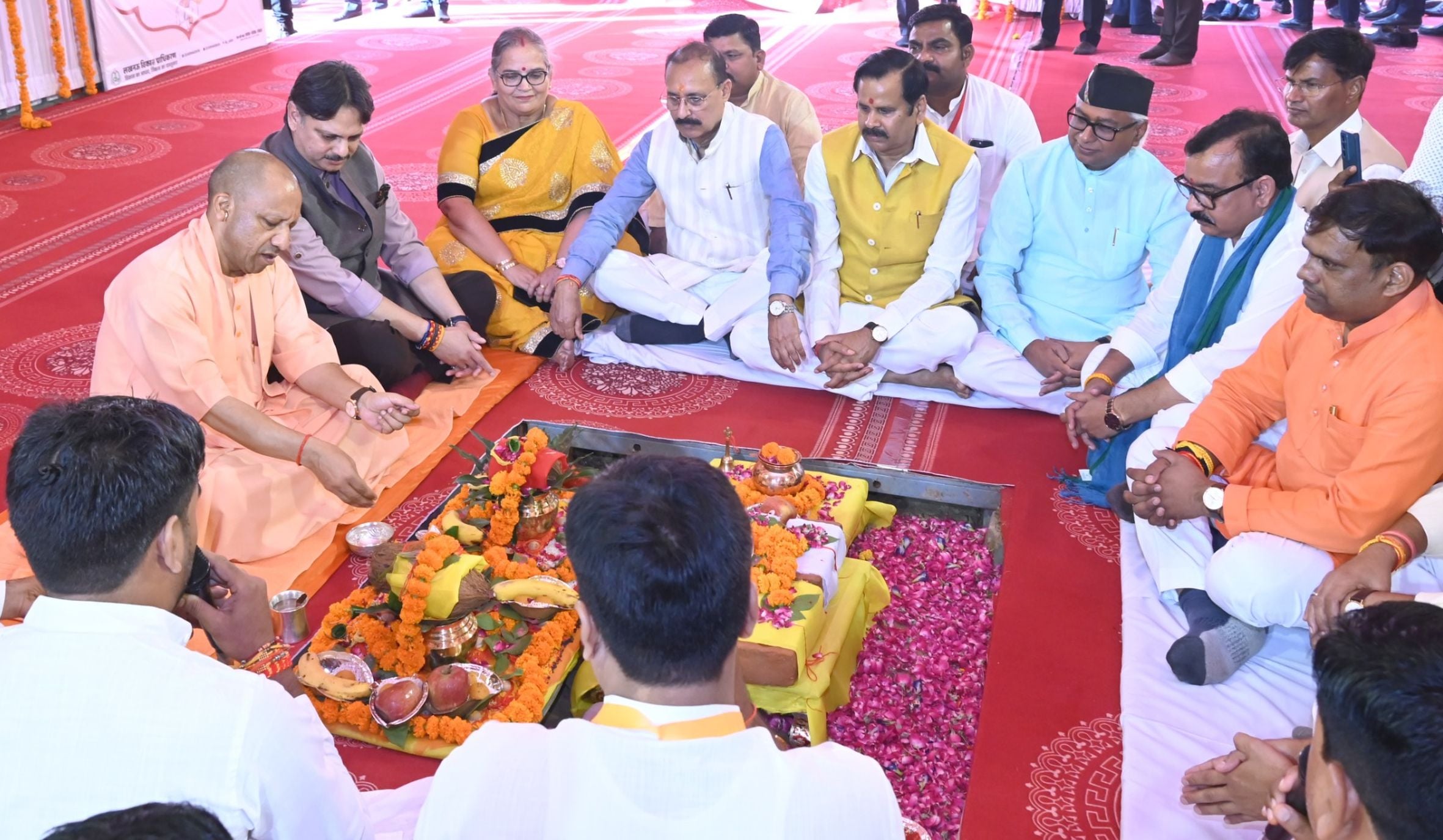 ग्राम दोना, आगरा एक्सप्रेसवे के पास वरुण विहार योजना व नैमिष नगर योजना का भूमि पूजन करते मुख्यम