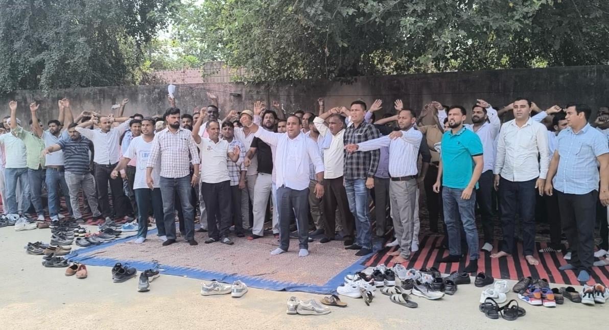 गेट मीटिंग कर रोष जताते कर्मचारी। विज्ञप्ति