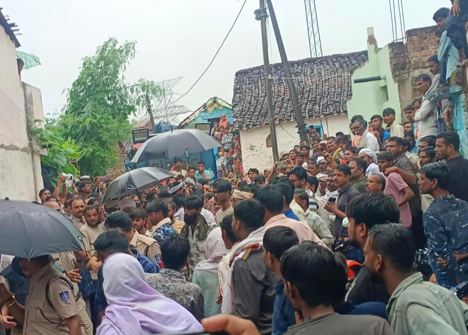 कीचड़ फेंकते हुए मौजूद पुलिस प्रशासन पर पथराव करते ग्रामीण