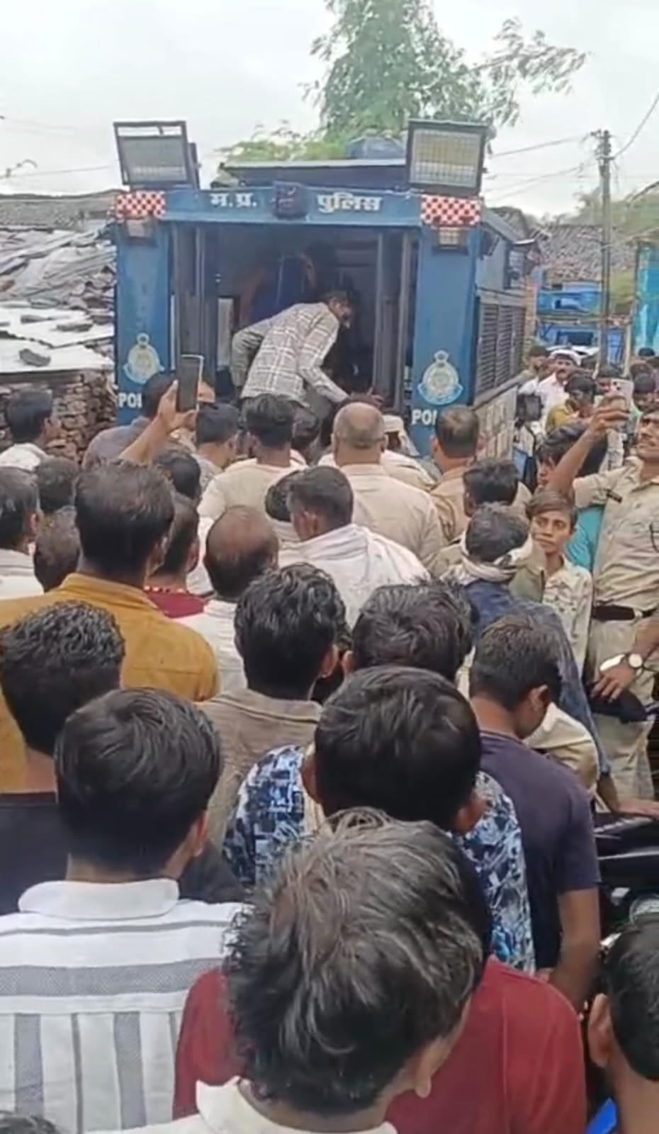 कीचड़ फेंकते हुए मौजूद पुलिस प्रशासन पर पथराव करते ग्रामीण