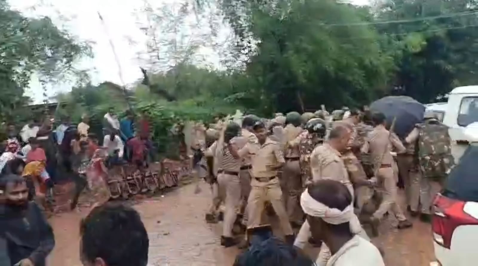 कीचड़ फेंकते हुए मौजूद पुलिस प्रशासन पर पथराव करते ग्रामीण कीचड़ फेंकते हुए मौजूद पुलिस प्रशासन पर पथराव करते ग्रामीण