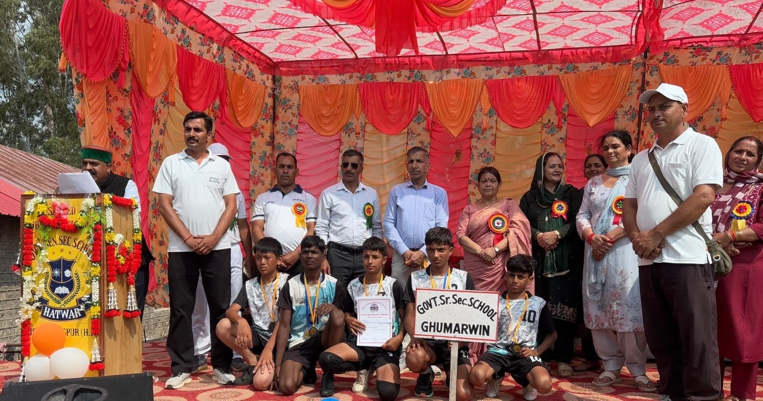 हटवाड़ स्कूल में आयोजित जिला स्तरीय खेलकूद प्रतियोगिता के विजेताओं को सम्मानित करते हुए।