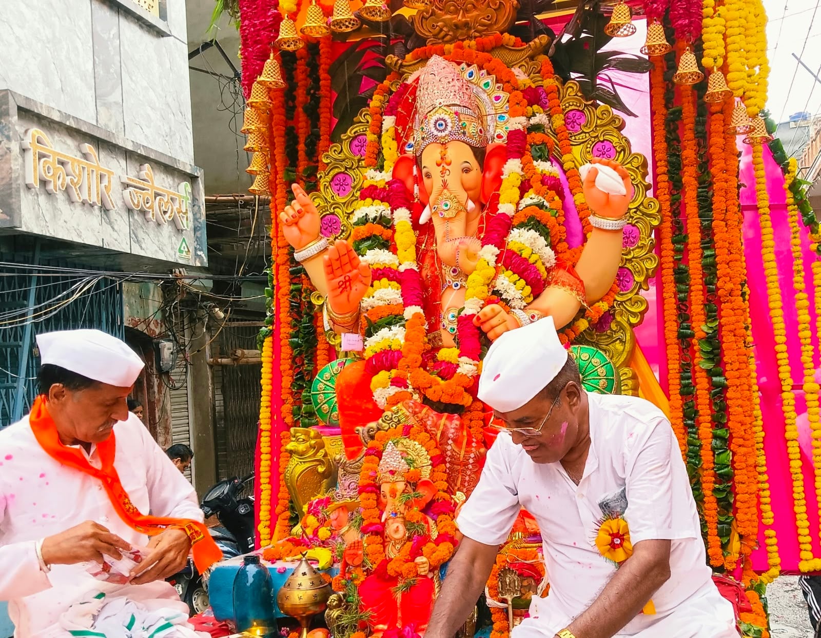 जलालाबाद में गणेश विसर्जन शोभायात्रा में झूमते श्रद्धालु। संवाद