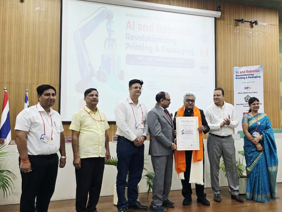कुलगुरु आचार्य राजेंद्रकुमार अनायत सम्मान लेते हुए। विज्ञप्ति कुलगुरु आचार्य राजेंद्रकुमार अनायत सम्मान लेते हुए। विज्ञप्ति