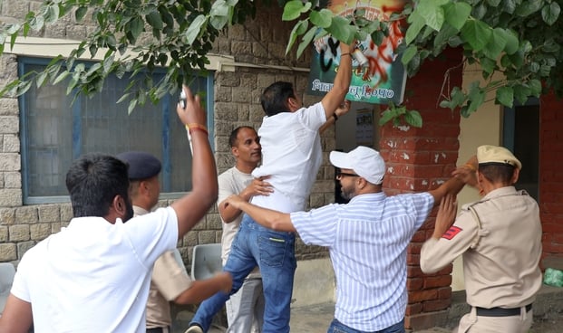 कुल्लू में युवा कांग्रेस के कार्यकर्ता उपमंडलीय निर्वाचन कार्यालय में घुस कर कार्यालय की पट्टिक