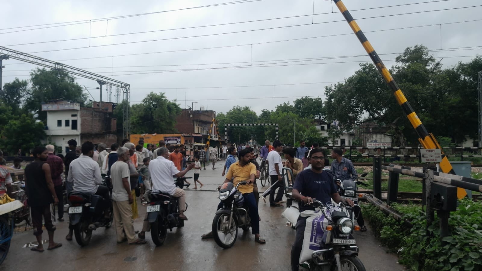 खरहटी चुडिहार में कथा सुनाते आचार्य शरद पांडेय। स्रोत स्वयं