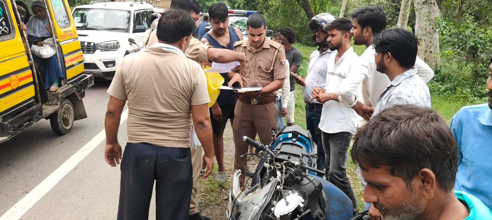 मृतक व मसौली में हादसे के बाद क्षतिग्रस्त स्कूटी व जांच करती पुलिस। मृतक व मसौली में हादसे के बाद क्षतिग्रस्त स्कूटी व जांच करती पुलिस।