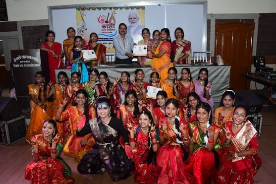 मैदागिन के अग्रसेन कन्या इंटर कॉलेज में हुई सांसद नृत्य प्रतियोगिता में नृत्य करतीं छात्राएं। अ मैदागिन के अग्रसेन कन्या इंटर कॉलेज में हुई सांसद नृत्य प्रतियोगिता में नृत्य करतीं छात्राएं। अ