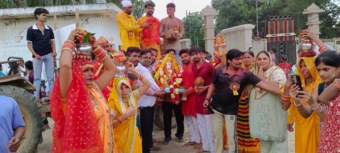 मध्य गंग नहर में गणपति बप्पा की मूर्ति विसर्जन करते श्रद्धालु स्रोत संवाद मध्य गंग नहर में गणपति बप्पा की मूर्ति विसर्जन करते श्रद्धालु स्रोत संवाद