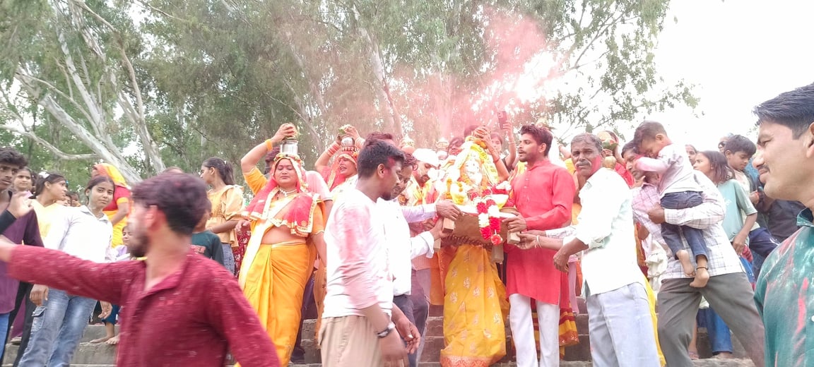 मध्य गंग नहर में गणपति बप्पा की मूर्ति विसर्जन करते श्रद्धालु स्रोत संवाद मध्य गंग नहर में गणपति बप्पा की मूर्ति विसर्जन करते श्रद्धालु स्रोत संवाद