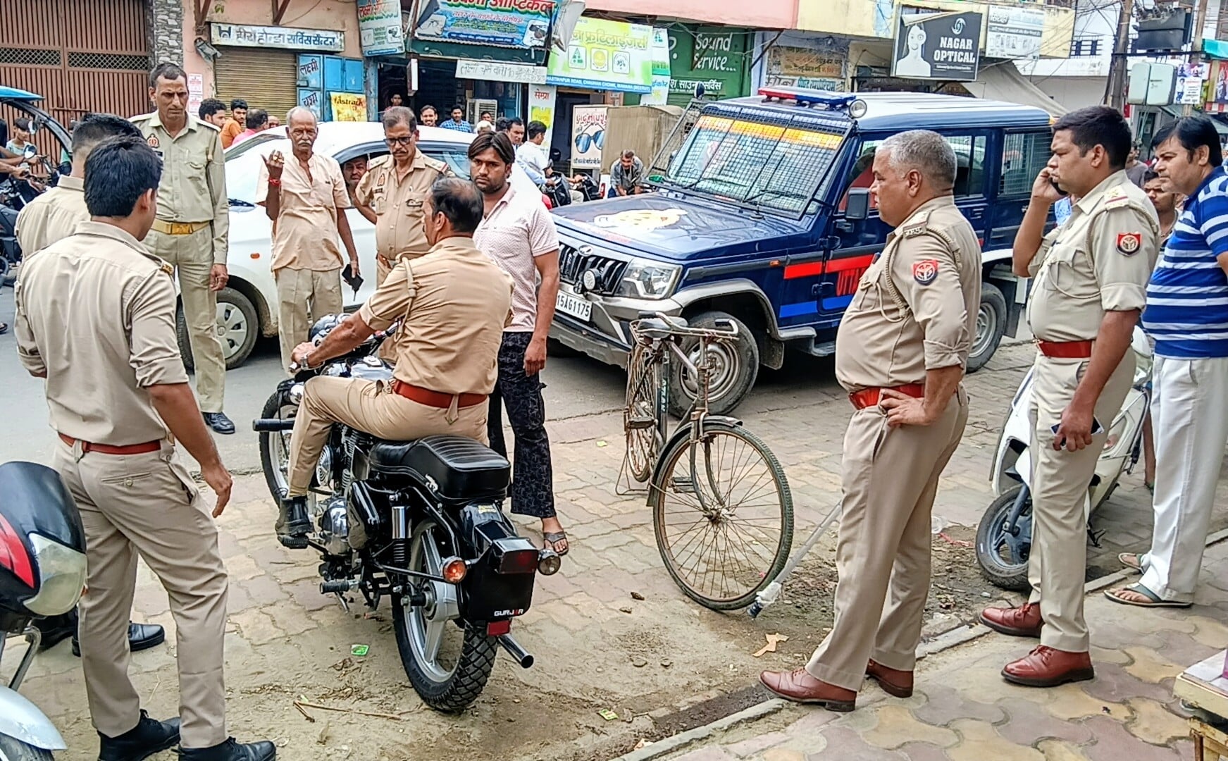 पुलिस द्वारा चलाए गए अतिक्रमण हटाओ अभियान के तहत सडक पर रखे सामान को जब्त करते हुए। (मवाना)