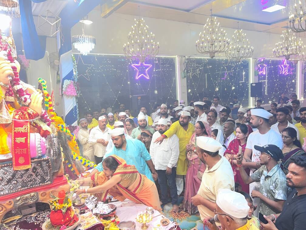 पलिया में विसर्जन को ले जाते गणेश प्रतिमा। संवाद पलिया में विसर्जन को ले जाते गणेश प्रतिमा। संवाद