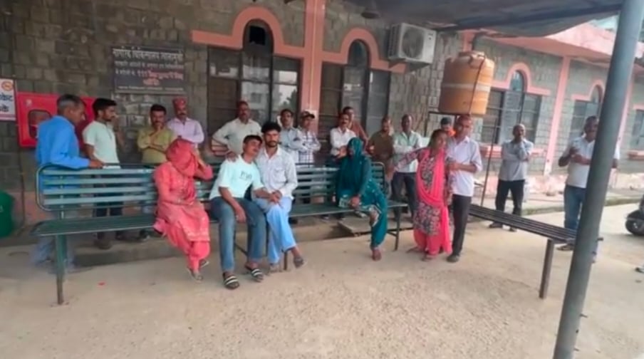 प्रसव के उपरांत महिला की मौत के बाद ज्वालामुखी अस्पताल में विलाप करते परिजन। स्रोत : जागरूक पाठ