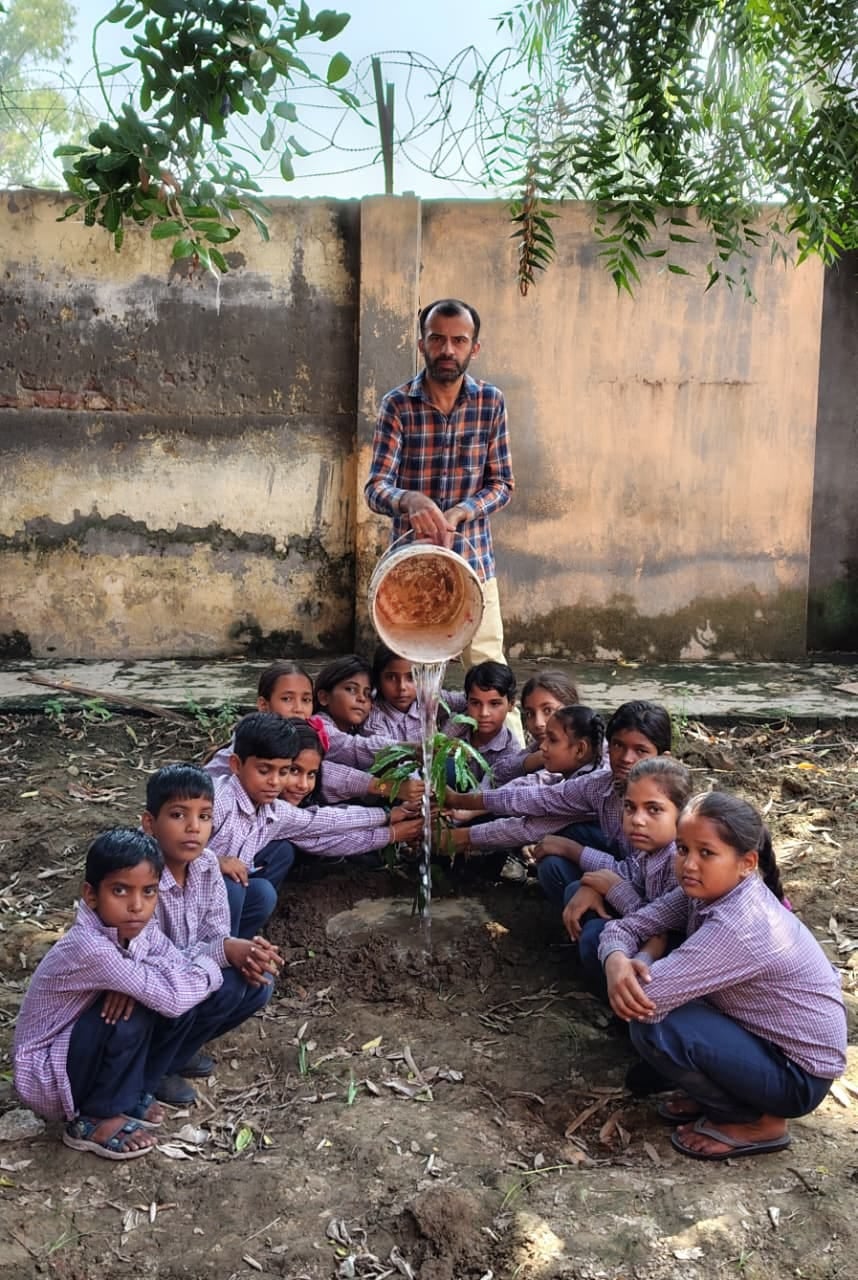 पौधा रोपण करते हुए बच्चे व स्टाफ सदस्य। विज्ञप्ति पौधा रोपण करते हुए बच्चे व स्टाफ सदस्य। विज्ञप्ति