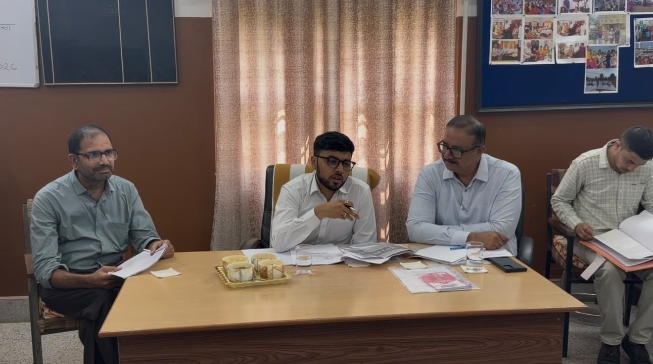 राजकीय आयुर्वेदिक चिकित्सालय पांवटा साहिब रोगी कल्याण समिति की बैठक में भाग लेते सदस्य। संवाद राजकीय आयुर्वेदिक चिकित्सालय पांवटा साहिब रोगी कल्याण समिति की बैठक में भाग लेते सदस्य। संवाद