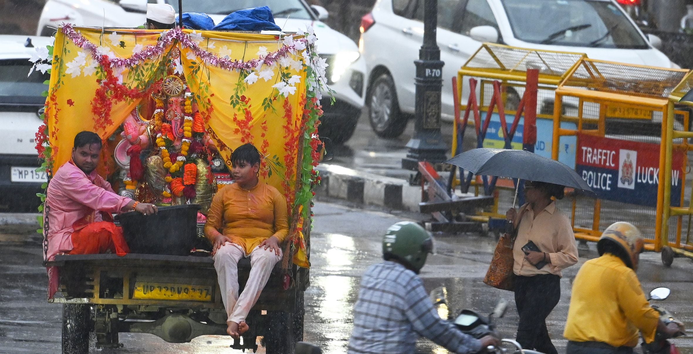 राजधानी में शुक्रवार को कई इलाकों में बारिश हुई। राजधानी में शुक्रवार को कई इलाकों में बारिश हुई।