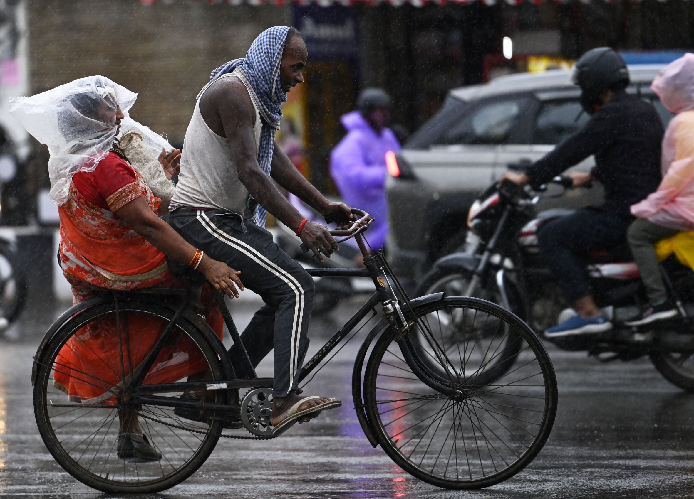 राजधानी में शुक्रवार को कई इलाकों में बारिश हुई। राजधानी में शुक्रवार को कई इलाकों में बारिश हुई।