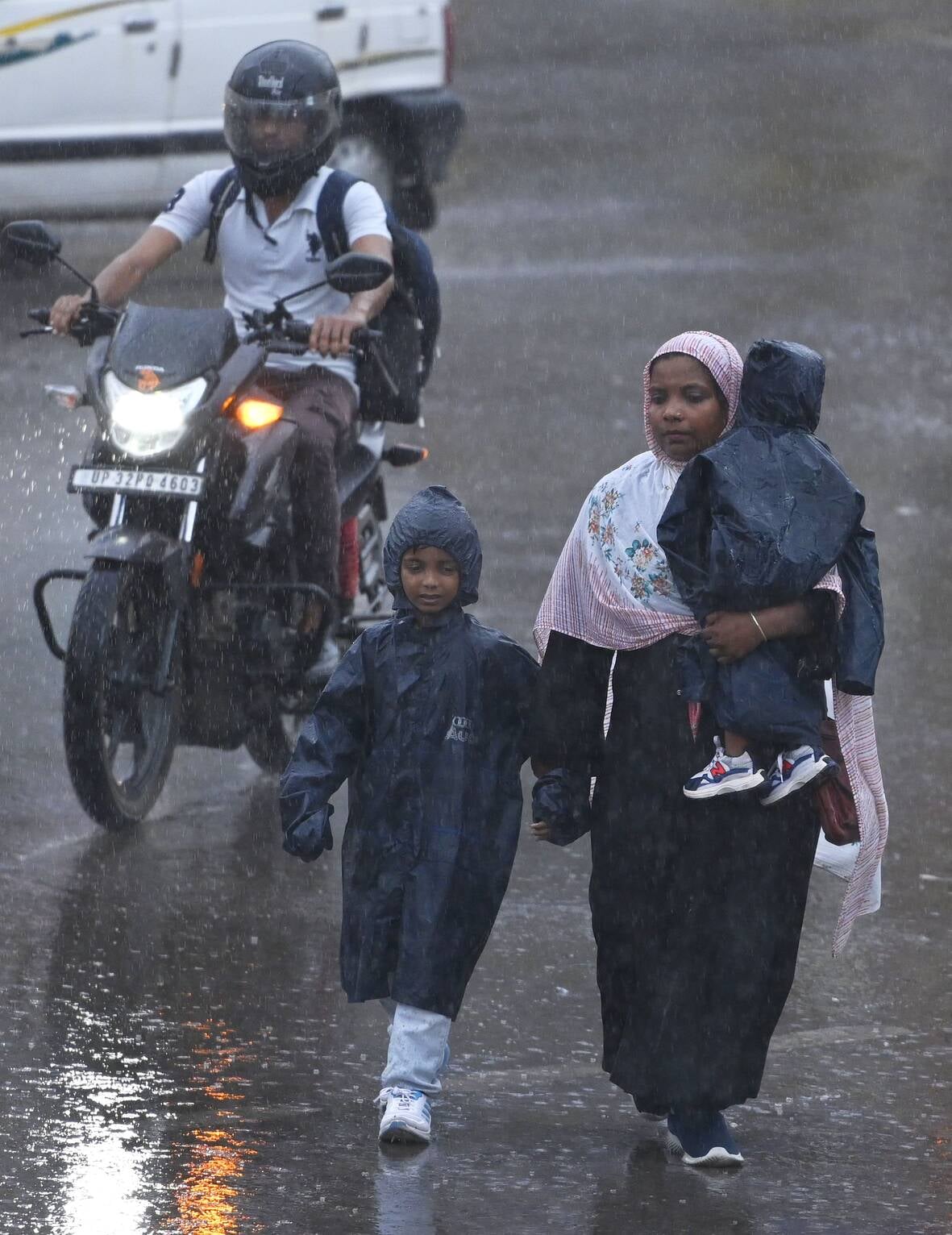 राजधानी में शुक्रवार को कई इलाकों में बारिश हुई। राजधानी में शुक्रवार को कई इलाकों में बारिश हुई।