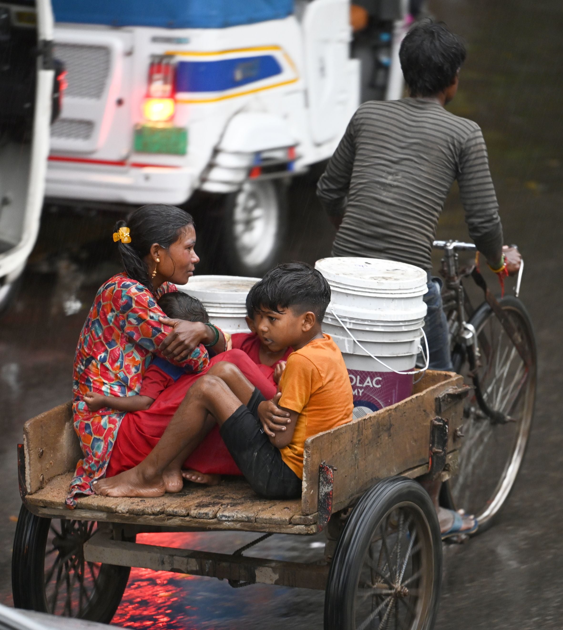 राजधानी में शुक्रवार को कई इलाकों में बारिश हुई। राजधानी में शुक्रवार को कई इलाकों में बारिश हुई।