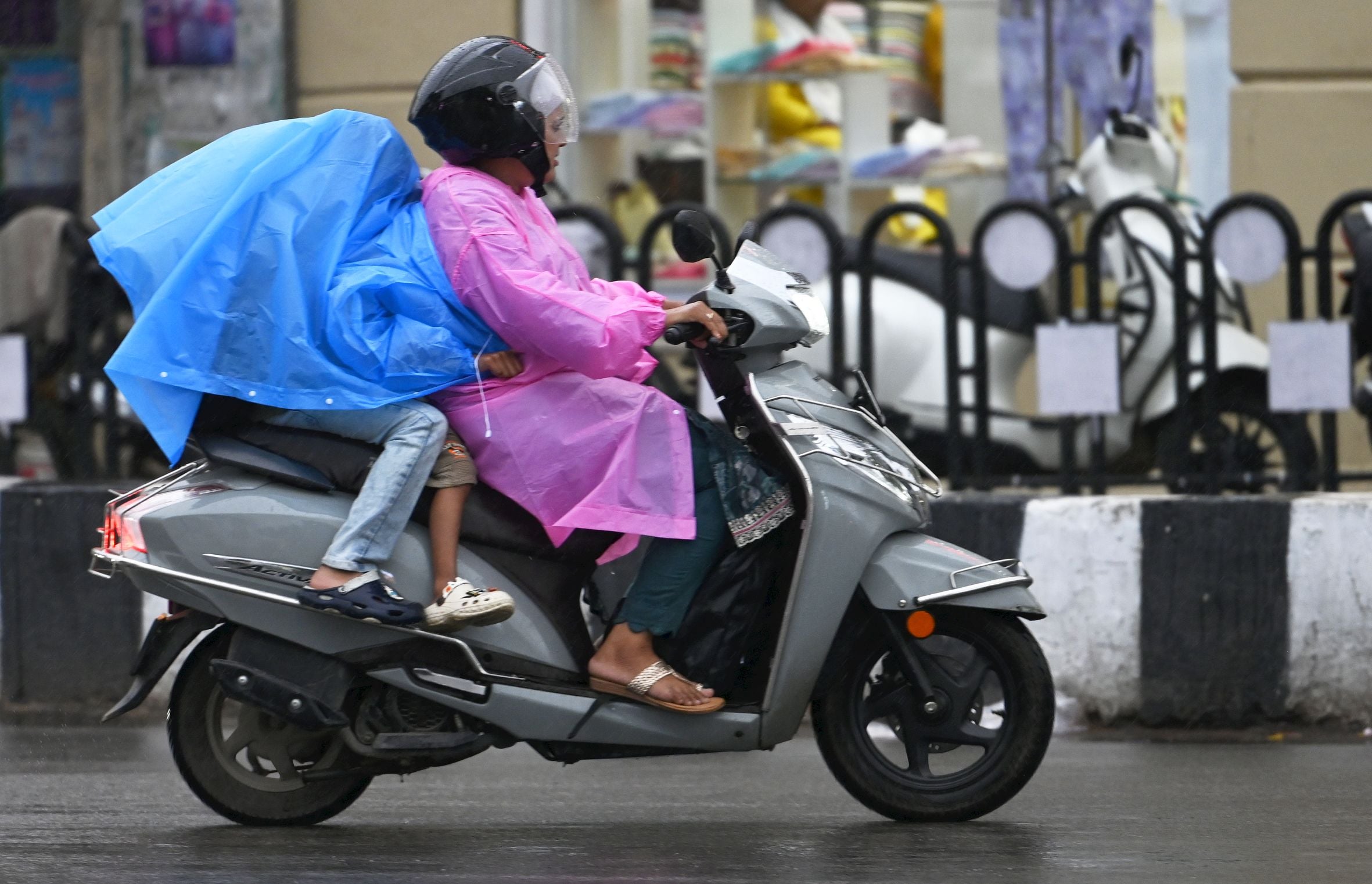 राजधानी में शुक्रवार को कई इलाकों में बारिश हुई। राजधानी में शुक्रवार को कई इलाकों में बारिश हुई।