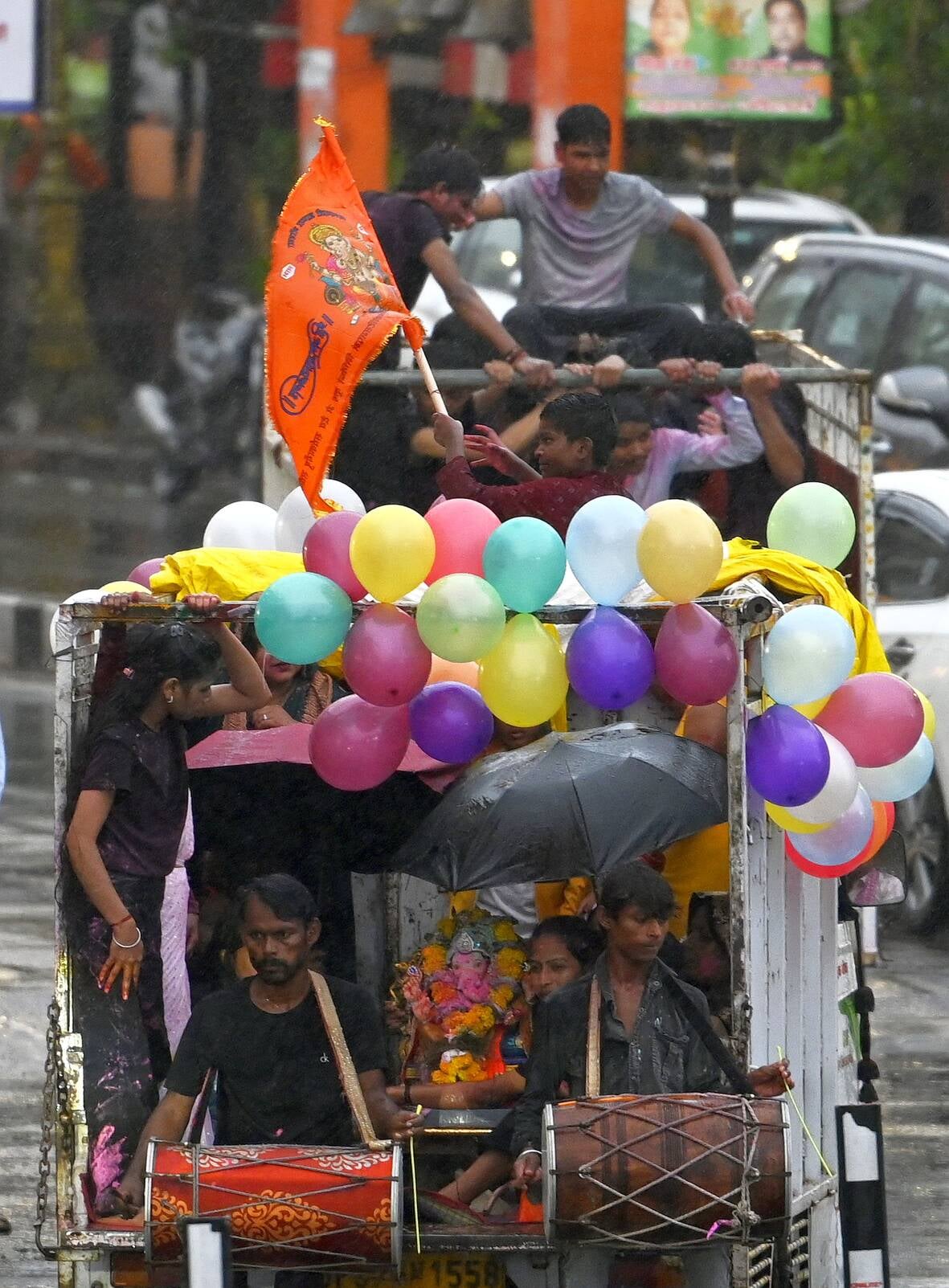 राजधानी में शुक्रवार को कई इलाकों में बारिश हुई। राजधानी में शुक्रवार को कई इलाकों में बारिश हुई।