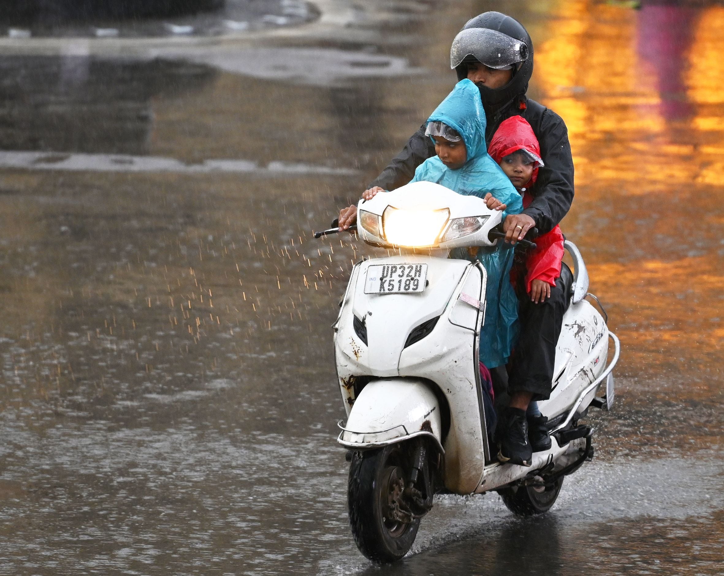 राजधानी में शुक्रवार को कई इलाकों में बारिश हुई। राजधानी में शुक्रवार को कई इलाकों में बारिश हुई।