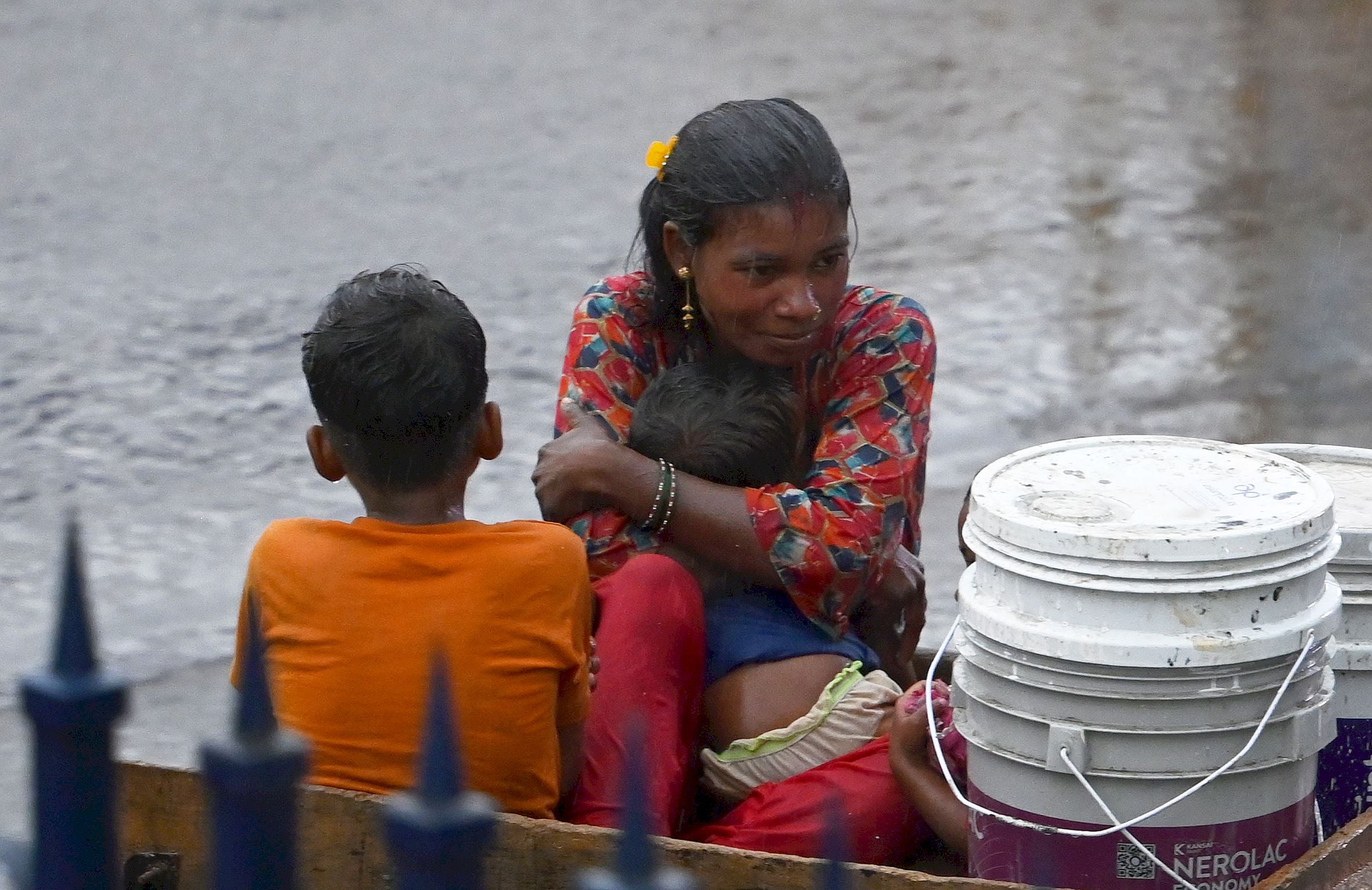 राजधानी में शुक्रवार को कई इलाकों में बारिश हुई। राजधानी में शुक्रवार को कई इलाकों में बारिश हुई।