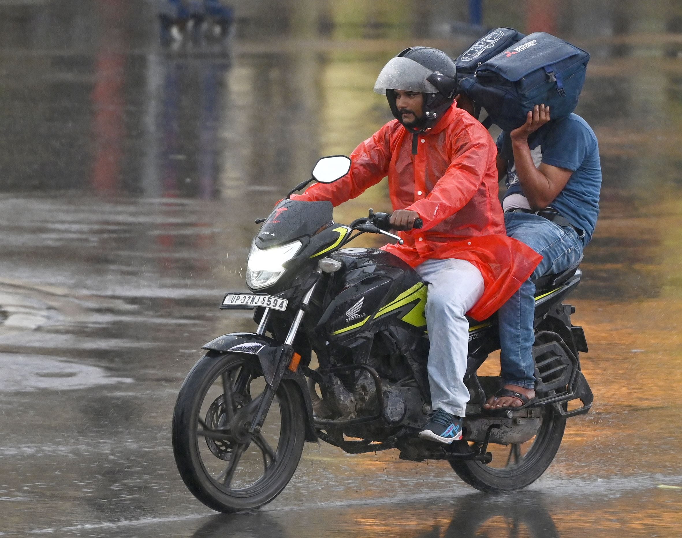 राजधानी में शुक्रवार को कई इलाकों में बारिश हुई। राजधानी में शुक्रवार को कई इलाकों में बारिश हुई।