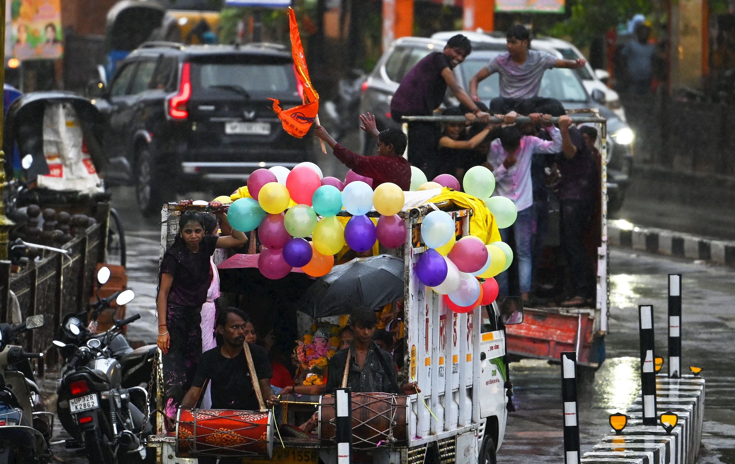 राजधानी में शुक्रवार को कई इलाकों में बारिश हुई। राजधानी में शुक्रवार को कई इलाकों में बारिश हुई।