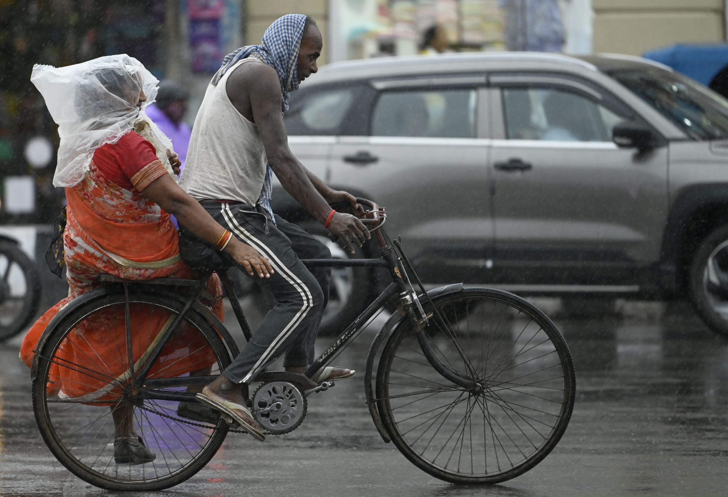 राजधानी में शुक्रवार को कई इलाकों में बारिश हुई। राजधानी में शुक्रवार को कई इलाकों में बारिश हुई।