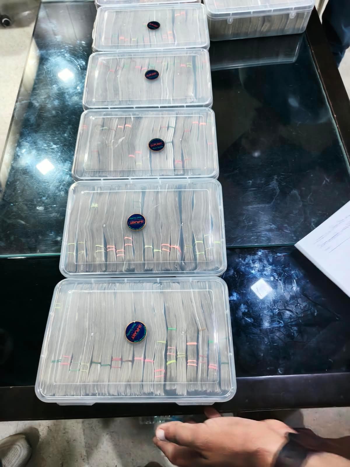 रिश्वत लेने के आरोप में पकड़े गए खनन अधिकारी, लिपिक और विजिलेंस टीम के सदस्य। संवाद रिश्वत लेने के आरोप में पकड़े गए खनन अधिकारी, लिपिक और विजिलेंस टीम के सदस्य। संवाद