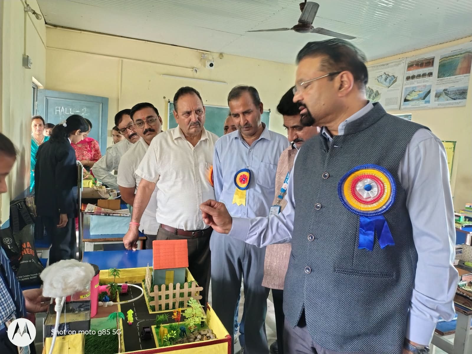 साइंस कांग्रेस में विद्यार्थियों द्वारा प्रदर्शित विज्ञान मॉडल का निरीक्षण करते मुख्य अतिथि ओर साइंस कांग्रेस में विद्यार्थियों द्वारा प्रदर्शित विज्ञान मॉडल का निरीक्षण करते मुख्य अतिथि ओर