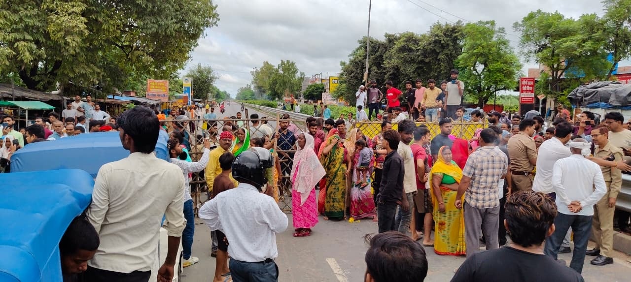 सीतापुर हाईवे जाम करते ग्रामीण। सीतापुर हाईवे जाम करते ग्रामीण।