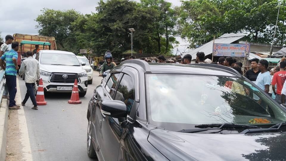 सीतापुर हाईवे जाम करते ग्रामीण। सीतापुर हाईवे जाम करते ग्रामीण।