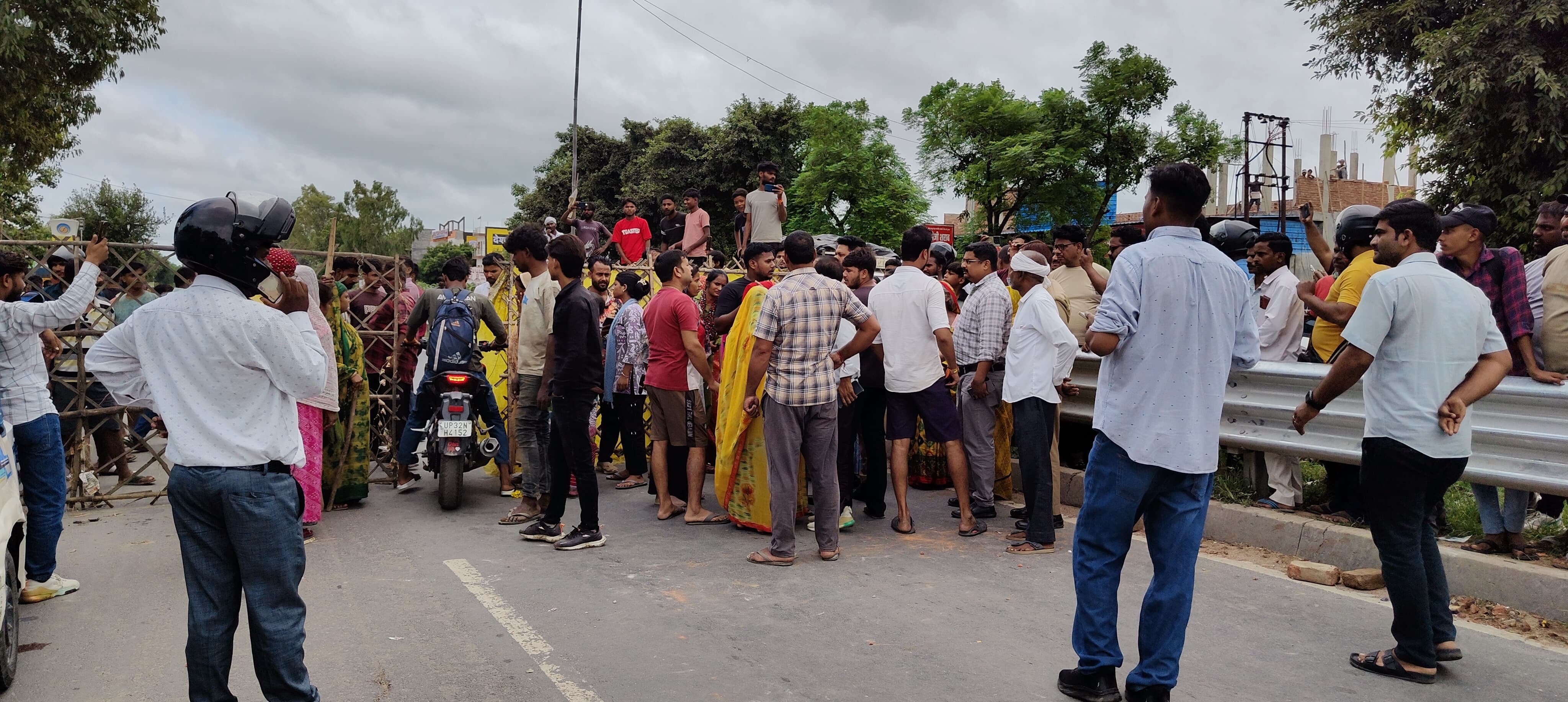 सीतापुर हाईवे जाम करते ग्रामीण। सीतापुर हाईवे जाम करते ग्रामीण।