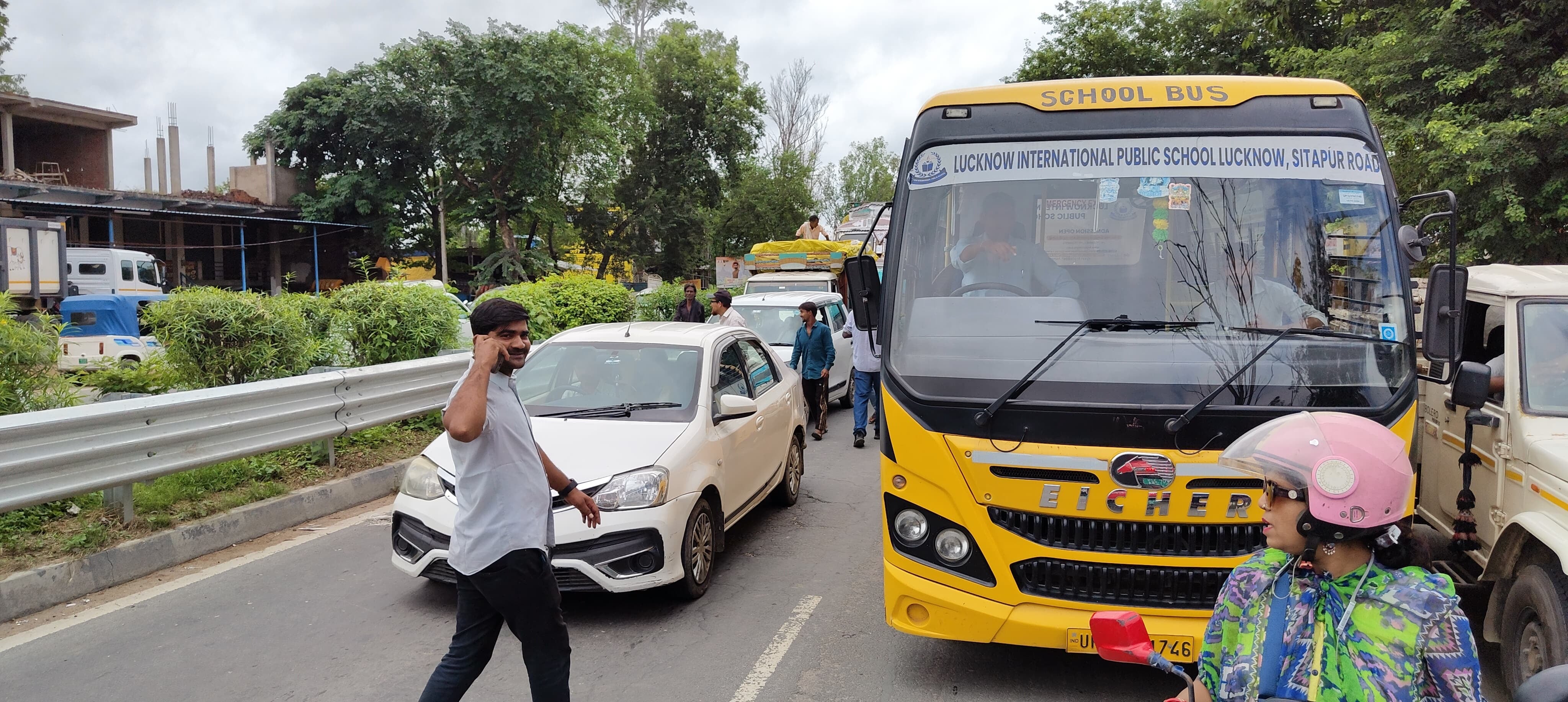सीतापुर हाईवे जाम करते ग्रामीण। सीतापुर हाईवे जाम करते ग्रामीण।