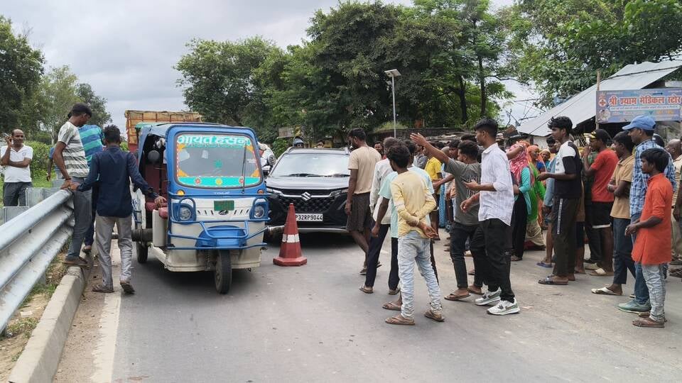 सीतापुर हाईवे जाम करते ग्रामीण। सीतापुर हाईवे जाम करते ग्रामीण।