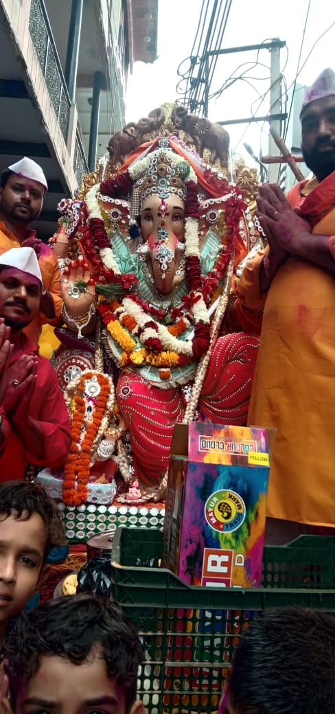 सीवन में गणपति महोत्सव के दौरान गणेश जी की मूर्ति के साथ श्रद्धालु। संवाद सीवन में गणपति महोत्सव के दौरान गणेश जी की मूर्ति के साथ श्रद्धालु। संवाद