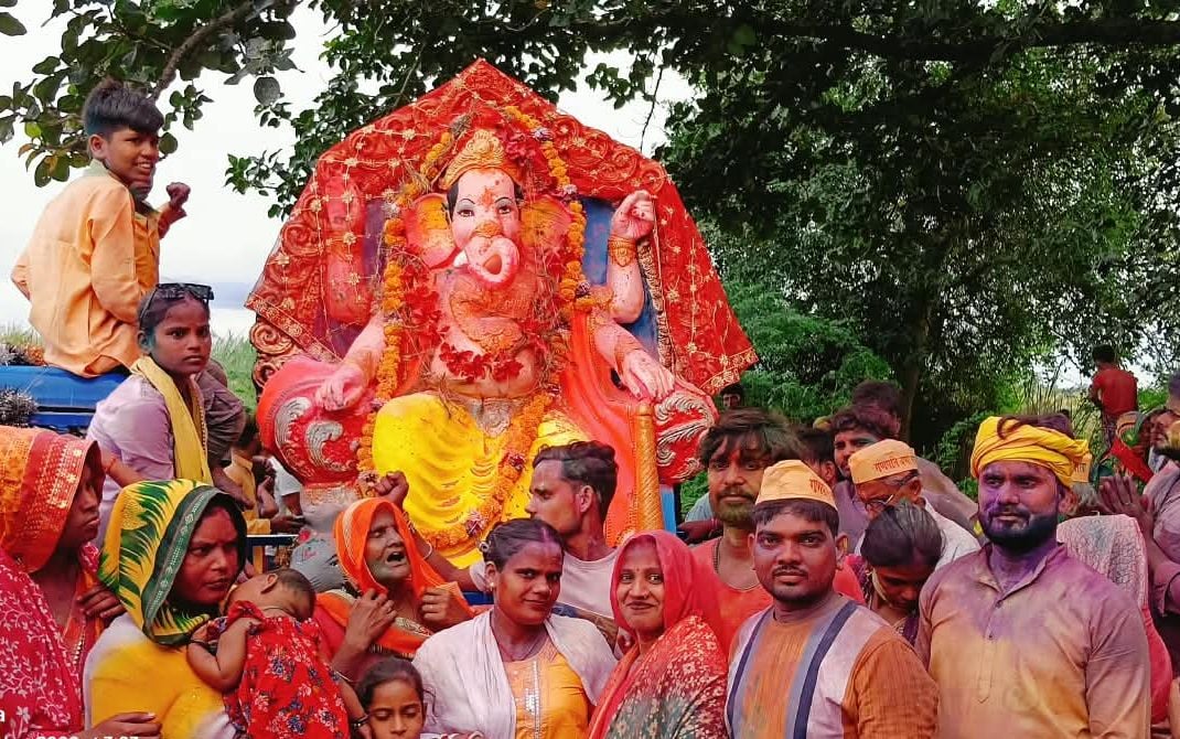 शाहगंज में चल रहे गणेश महोत्सव में भजन गाते गायक। संवाद शाहगंज में चल रहे गणेश महोत्सव में भजन गाते गायक। संवाद