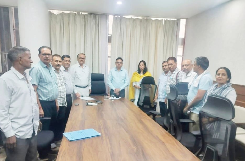 शिक्षा विभाग के अधिकारियों के साथ बैठक के दौरान अधिकारी व संघ के पदाधिकारी। विज्ञप्ति शिक्षा विभाग के अधिकारियों के साथ बैठक के दौरान अधिकारी व संघ के पदाधिकारी। विज्ञप्ति
