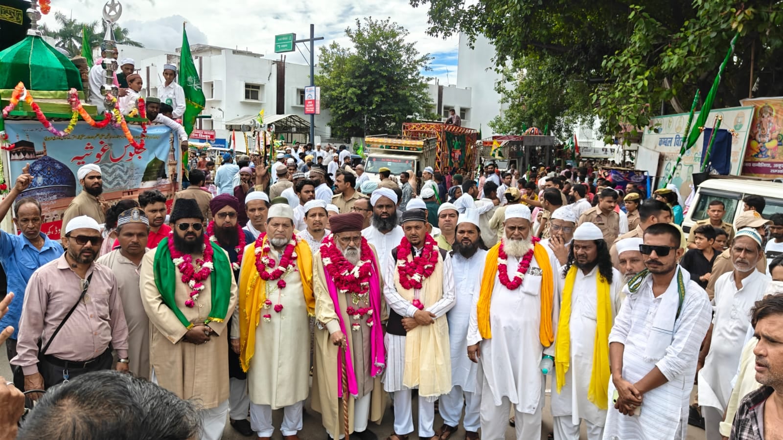 शान-ओ-शौकत से निकला जुलूस-ए-गौसिया