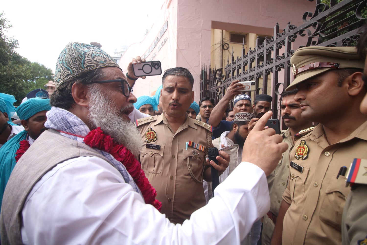शान-ओ-शौकत से निकला जुलूस-ए-गौसिया