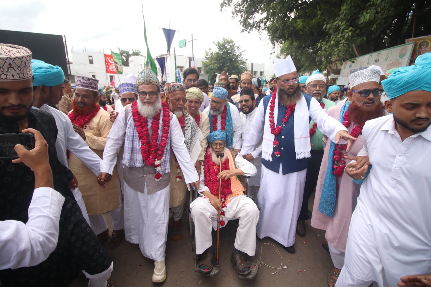 शान-ओ-शौकत से निकला जुलूस-ए-गौसिया